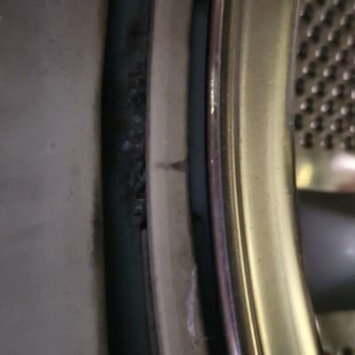 תוף מכונת כביסה עם חלקי מתכת וחורים