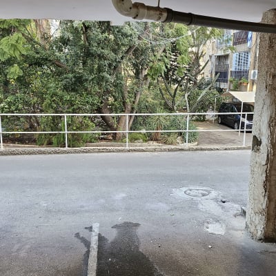 צללית של משאית ואקום על הכביש