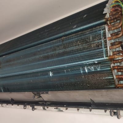 יחידת מיזוג אוויר עם צינורות נחושת וקירור