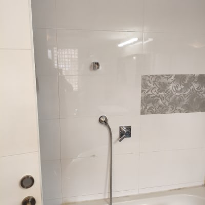 מקלחת עם אריחים וכלי סניטריה