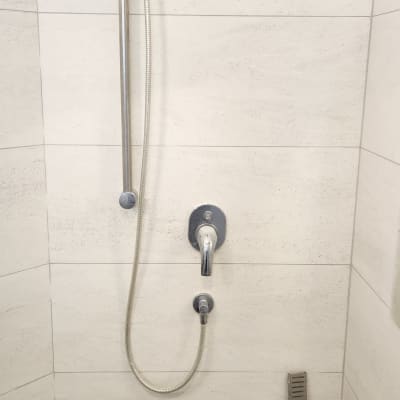 מקלחת עם ראש טוש, מוט ומערכת ניקוז