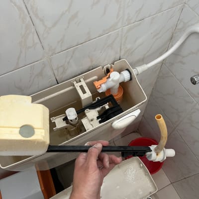 תיקון ניאגרה עם חלקים וכלים בידיים