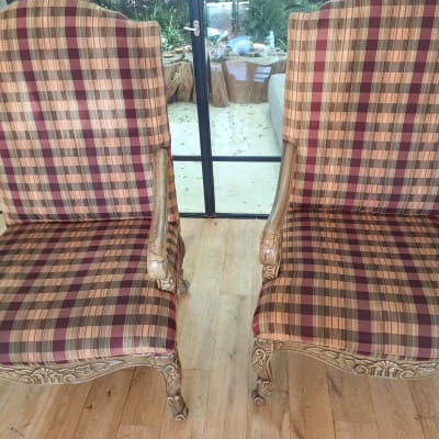 שני כיסאות מרופדים עם דוגמת משבצות