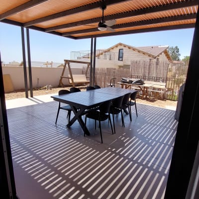 פרגולה מאלומיניום עם קורות עץ ותאורה