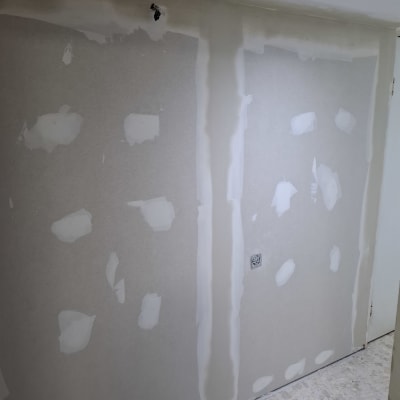 קיר גבס עם תיקונים והכנה לצביעה