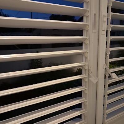 תריסי אלומיניום בחלון בשעת ערב