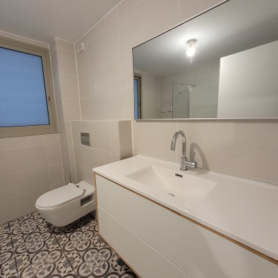 חדר אמבטיה עם כיור, מראה ואסלה