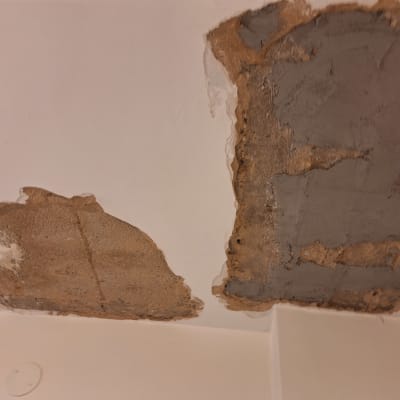 תיקון טיח על תקרה עם טיח אפור וחום