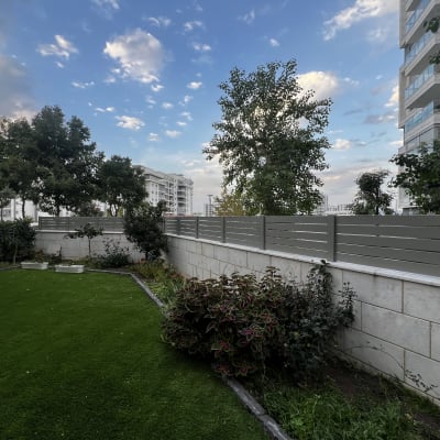 גינה עם דשא ועצים, גדר עץ אפורה