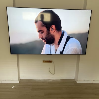 טלוויזיה מותקנת על קיר עם חוטים גלויים