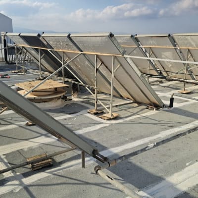 מערכת קולטי שמש על גג עם איטום