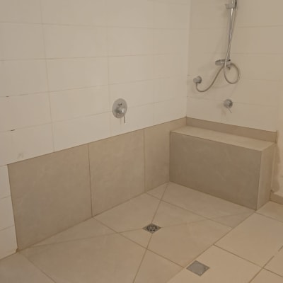 מקלחת עם אריחים חדשים וברזים מותקנים