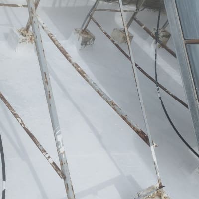 גג אטום עם מבנה מתכת חלוד