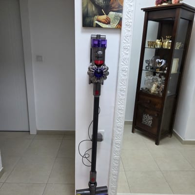 שואב אבק דייסון תלוי על קיר לבן