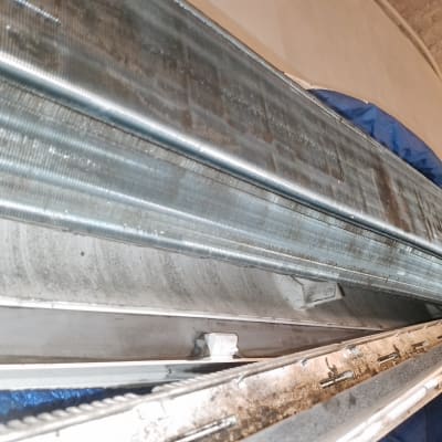 יחידת מיזוג אוויר עם צינורות מתכת חשופים