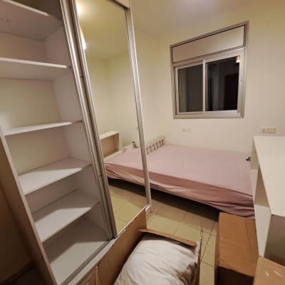 חדר שינה עם מיטה, ארון מדפים וארגזים