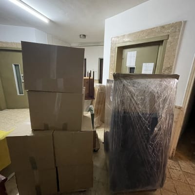 קופסאות קרטון ופריטים עטופים בניילון למעבר דירה