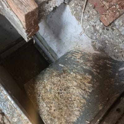 משטח מלוכלך עם סימני לכלוך ועץ ישן