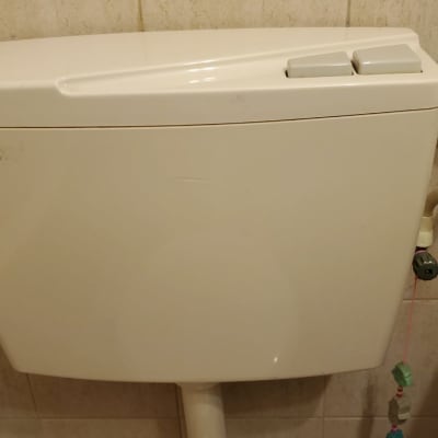 ניאגרה עם צינור מים מחובר לקיר