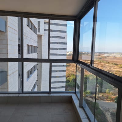 חלון אלומיניום במרפסת עם נוף פתוח