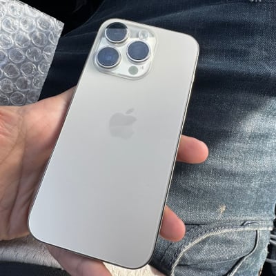 אייפון מוחזק ביד על רקע ג