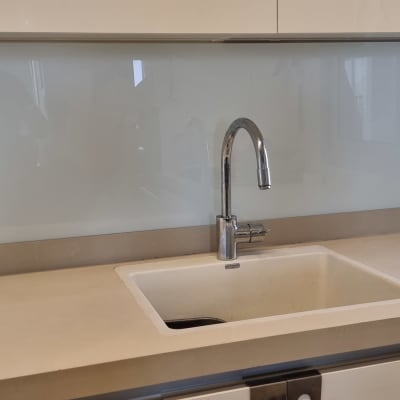 קיר זכוכית במטבח עם ברז וכיור