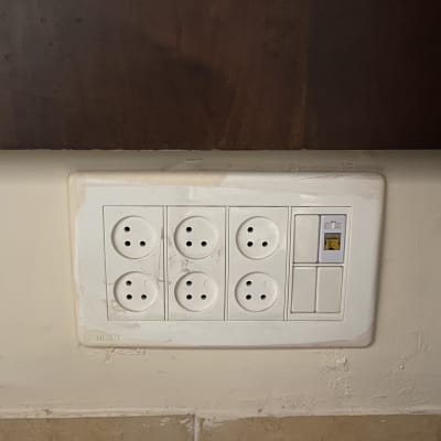 שקעי חשמל ושקע רשת בקיר