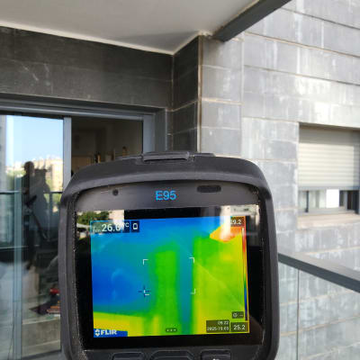 מצלמה תרמית מציגה תמונה של קיר חיצוני לבדיקת נזילות