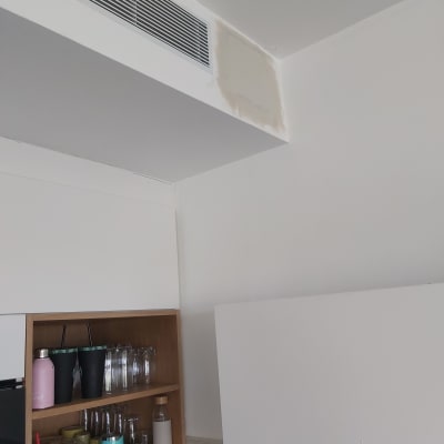 תיקון גבס על קיר ליד פתח אוורור