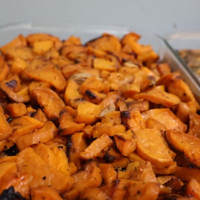 פרוסות בטטה צלויות בתבנית זכוכית