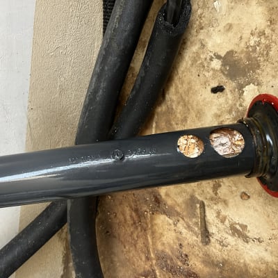 רכיב דוד שמש עם חורים ופסולת פנימית