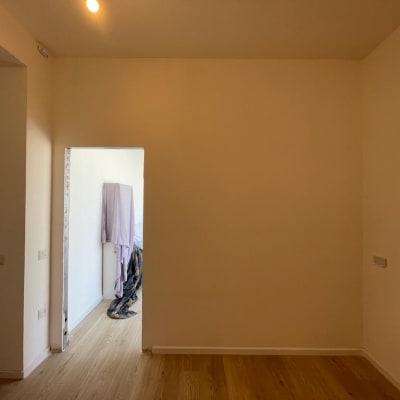 קיר גבס חלק עם פתח דלת