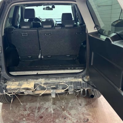 תא מטען של רכב בתהליך תיקון