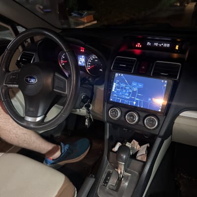 פנים רכב עם לוח מחוונים ותצוגה דיגיטלית