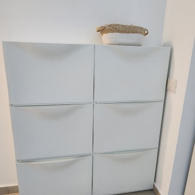 ארון לבן עם סלסלה על הרצפה