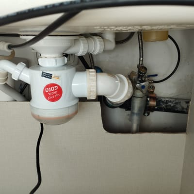 צנרת מתחת לכיור עם מסנן ומחברים