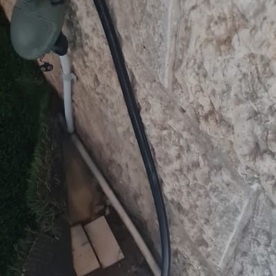 צינור מים מחובר לקיר עם ברז