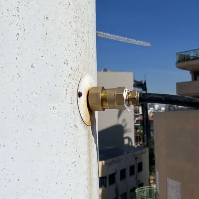 חיבור צינור מתכת לדוד שמש על גג