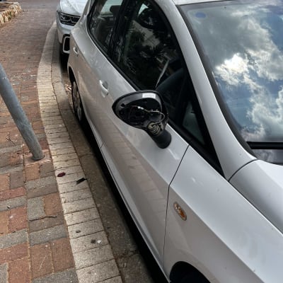 מראה צד שבורה של רכב לבן חונה