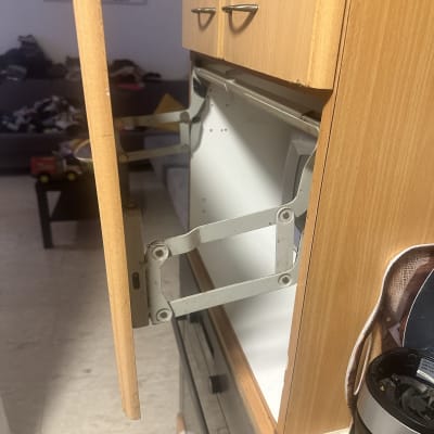 ארון מטבח עם דלת שבורה ותיקון מתכת