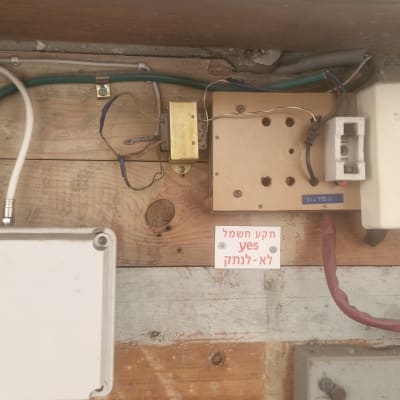 חוטי חשמל, קופסת חיבורים, לוח חשמל על קיר עץ