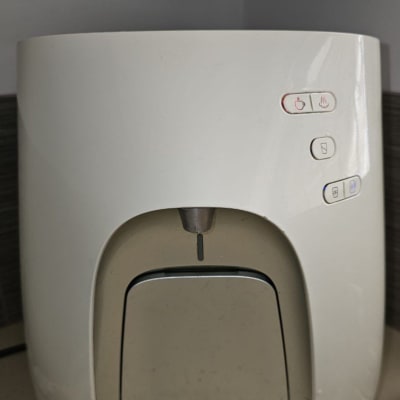 מכשיר מים עם כפתורים לשליטה בטמפרטורה