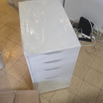 שידת מגירות לבנה עטופה בניילון נצמד מוגנת להובלה