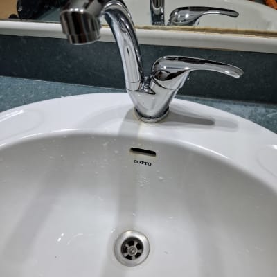 ברז כרום מותקן בכיור לבן עם ניקוז