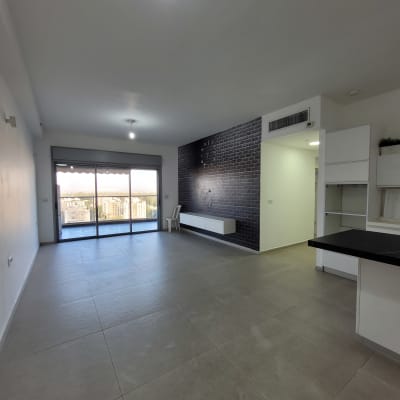 רצפה נקייה בחדר ריק עם חלון גדול