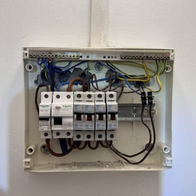 לוח חשמל עם מפסקים וחוטי חשמל צבעוניים