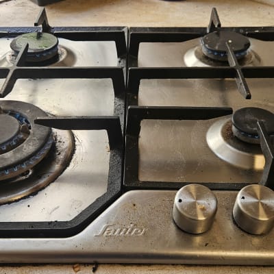 כיריים גז עם ארבעה מבערים וכפתורי שליטה