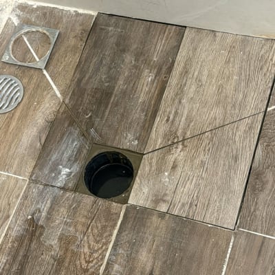 פתח ניקוז ברצפה עם אריחים מעץ