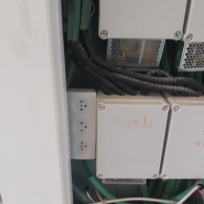 ארון חשמל עם שקעים, כבלים וקופסאות חיבורים