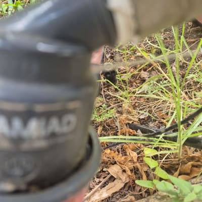 צינור מים עם חיבורי פלסטיק בגינה